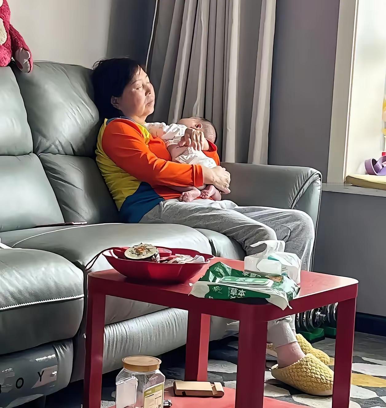 我今年六十一岁。我在儿子家里，安安稳稳带了四年孙女。孙女今年四岁，从出生