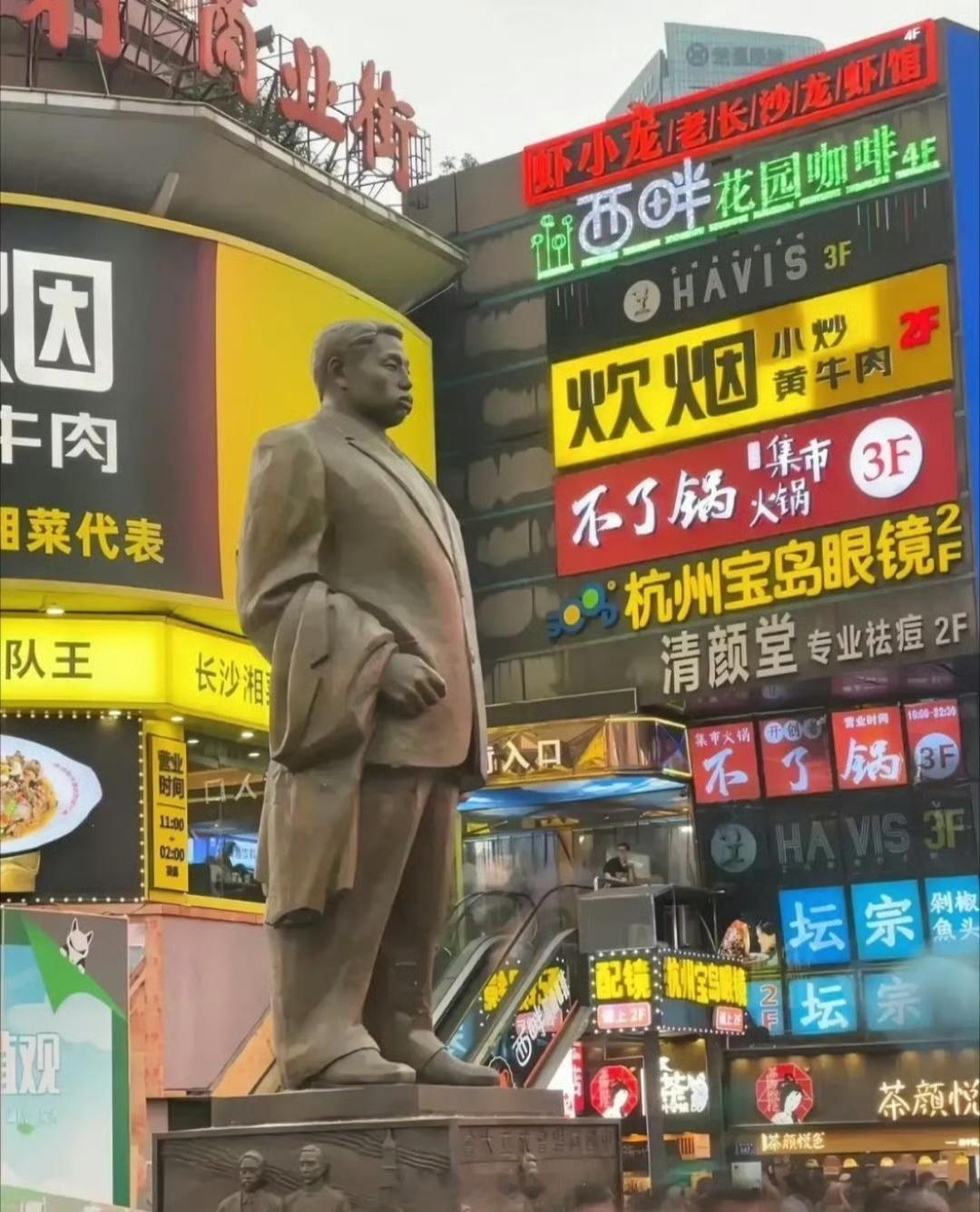 不懂就问，长沙这“胖子”雕塑是谁啊？
