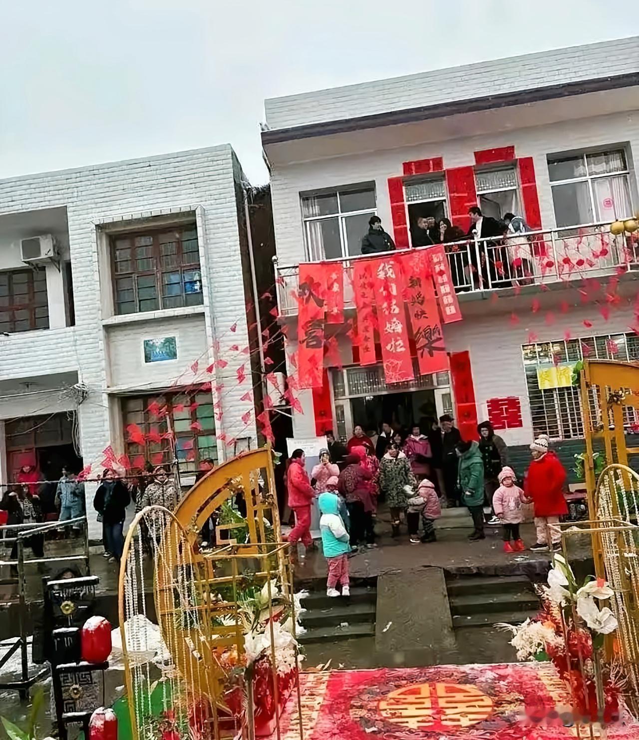 农村的婚礼虽然不华丽，但真的很有氛围感