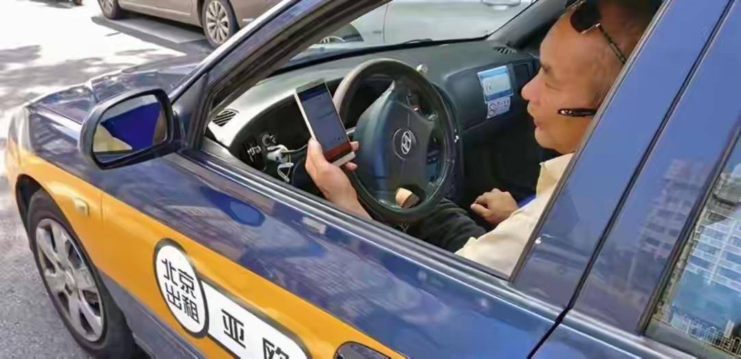 凌晨深圳街头，外籍男子打车66元拒付，司机亮导航仍耍赖，谁给他的底气？​凌晨两