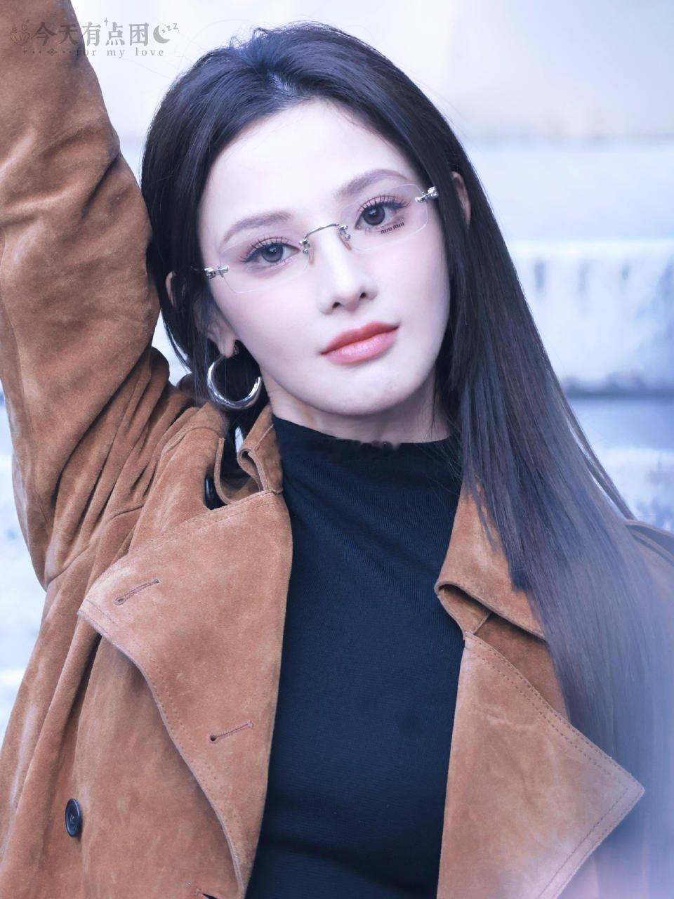 彭小苒完全是主人级别气场这块没话说！彭小苒的“主人范儿”里藏着满满的魅力，自信