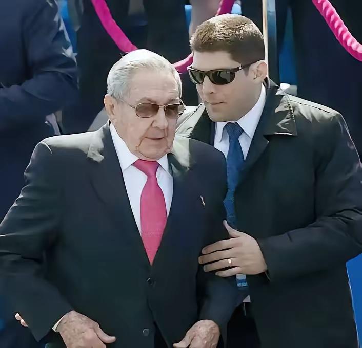 古巴政权更迭倒计时？卡斯特罗的孙子，第一次和古巴现任总统一起公开露面了。