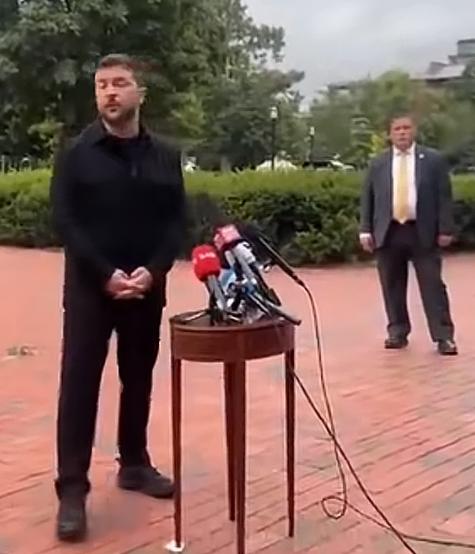 美国总统特朗普思维不一样，11月11日他突然宣布，美国不再援助乌克兰武器了，武器