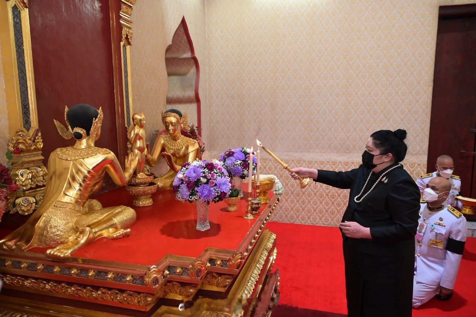 王室王室泰国王室阿帝亚2025年10月27日，阿帝亚在佛统府送佛衣。看