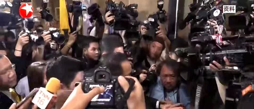 泰国政坛悄悄变天了。不是街头抗议，也不是军方政变，是几个议员换了个阵营，