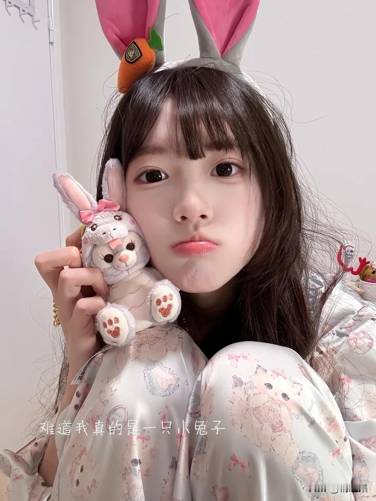 甜美笑容，珍珠手链，谁不喜欢呢？😊✨