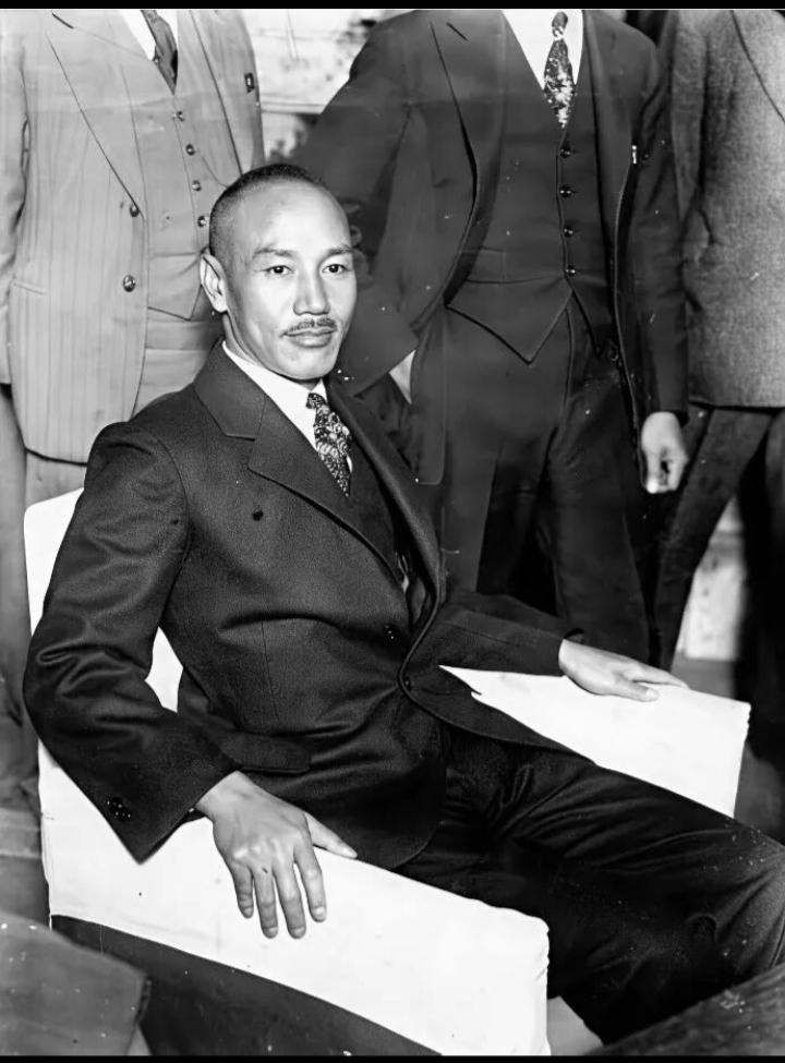 稀罕，老蒋穿西装！无论电影电视里面还是老照片，蒋介石不是穿军装，就是