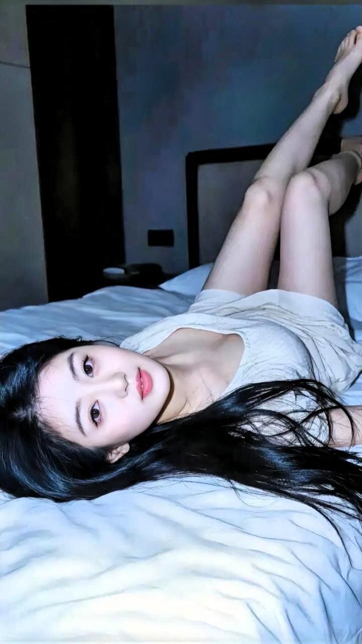 “慵懒午后，阳光洒满被窝，享受这宁静的时光”🌞🛏️