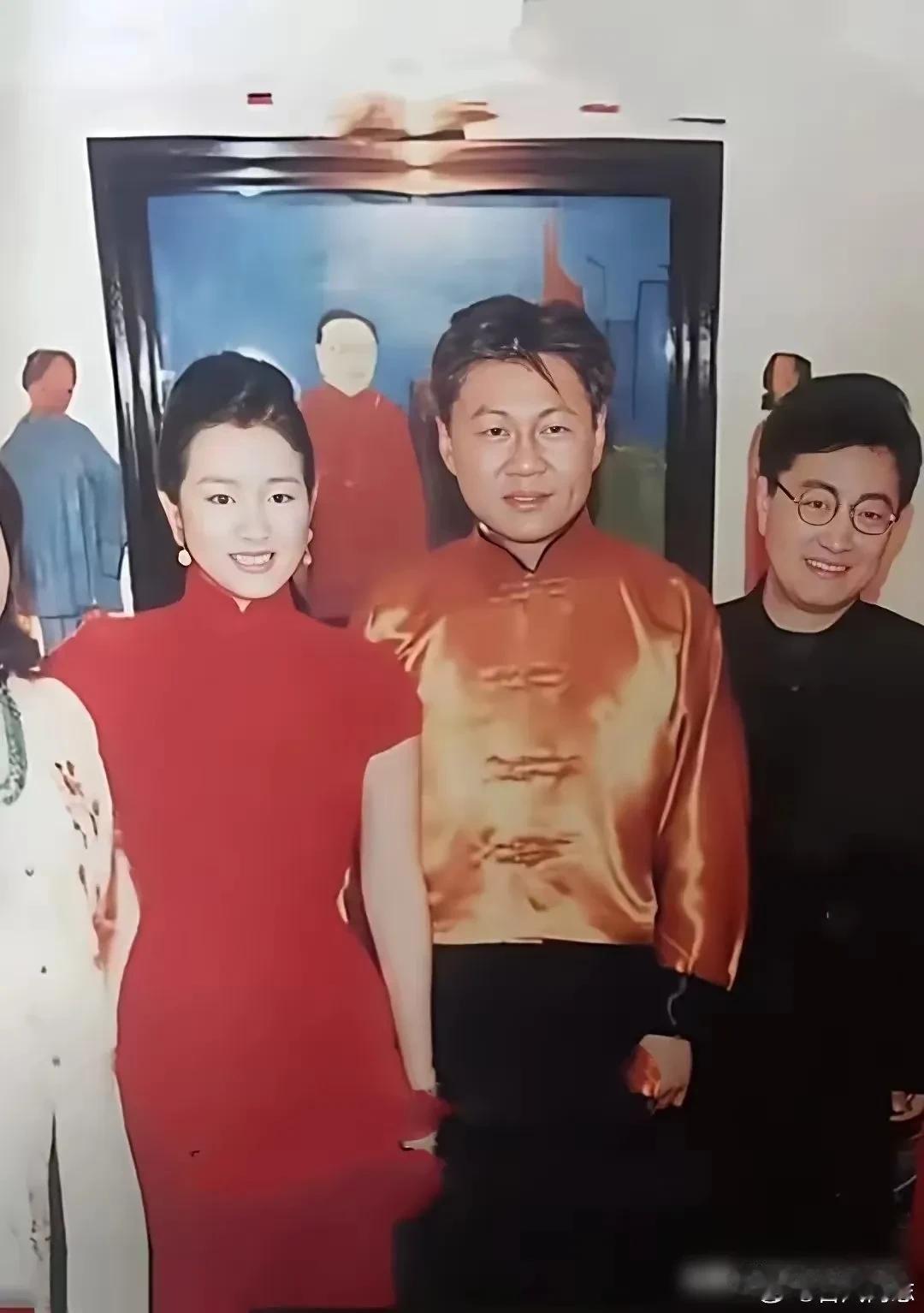 巩俐的这段婚姻，应该好少有人知道吧？他们当时的结婚照🈶。巩俐与黄和祥的婚姻始于