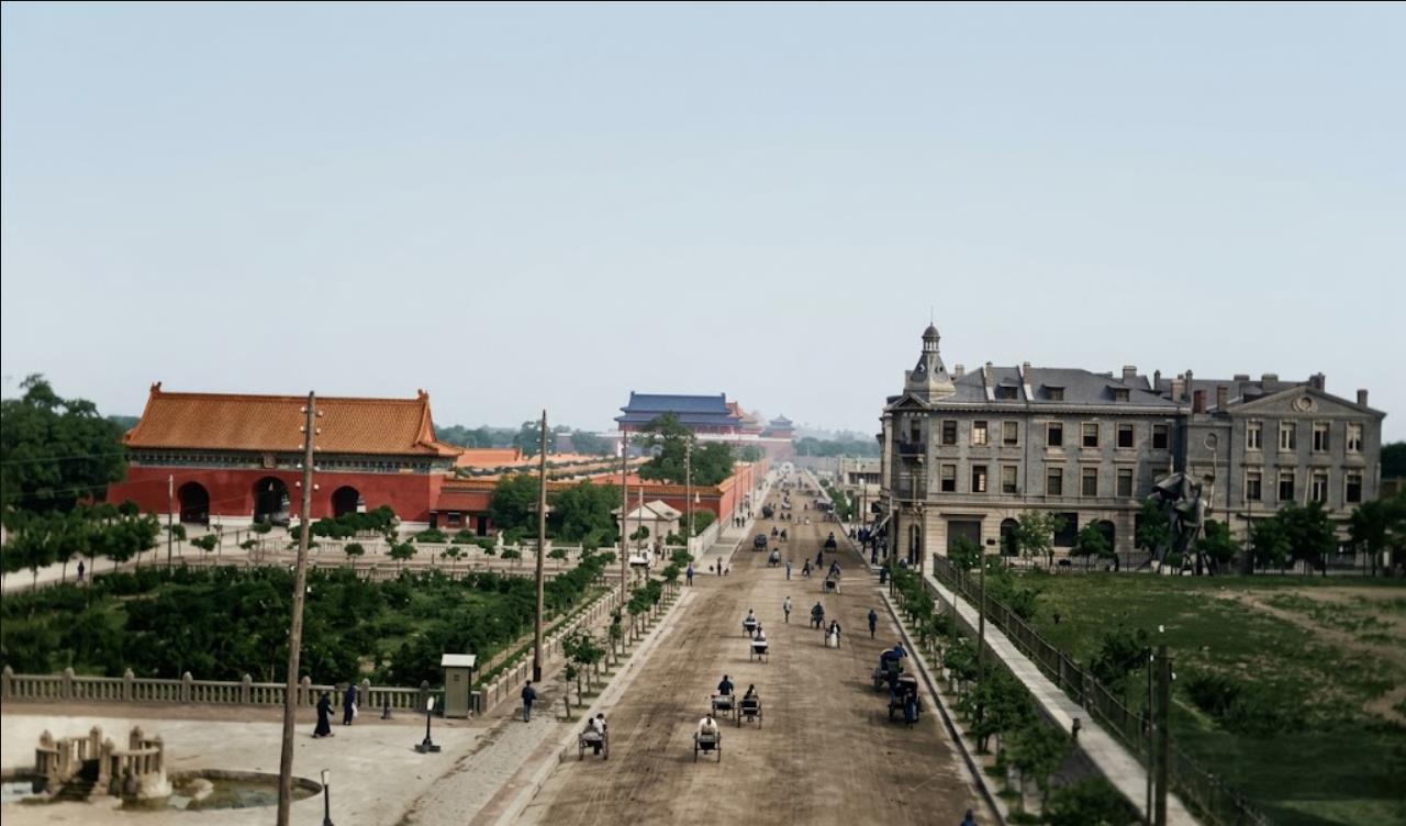 这张从正阳门城楼向北俯瞰户部街的影像，视角由南向北。左侧（路西）是中华门（原大清