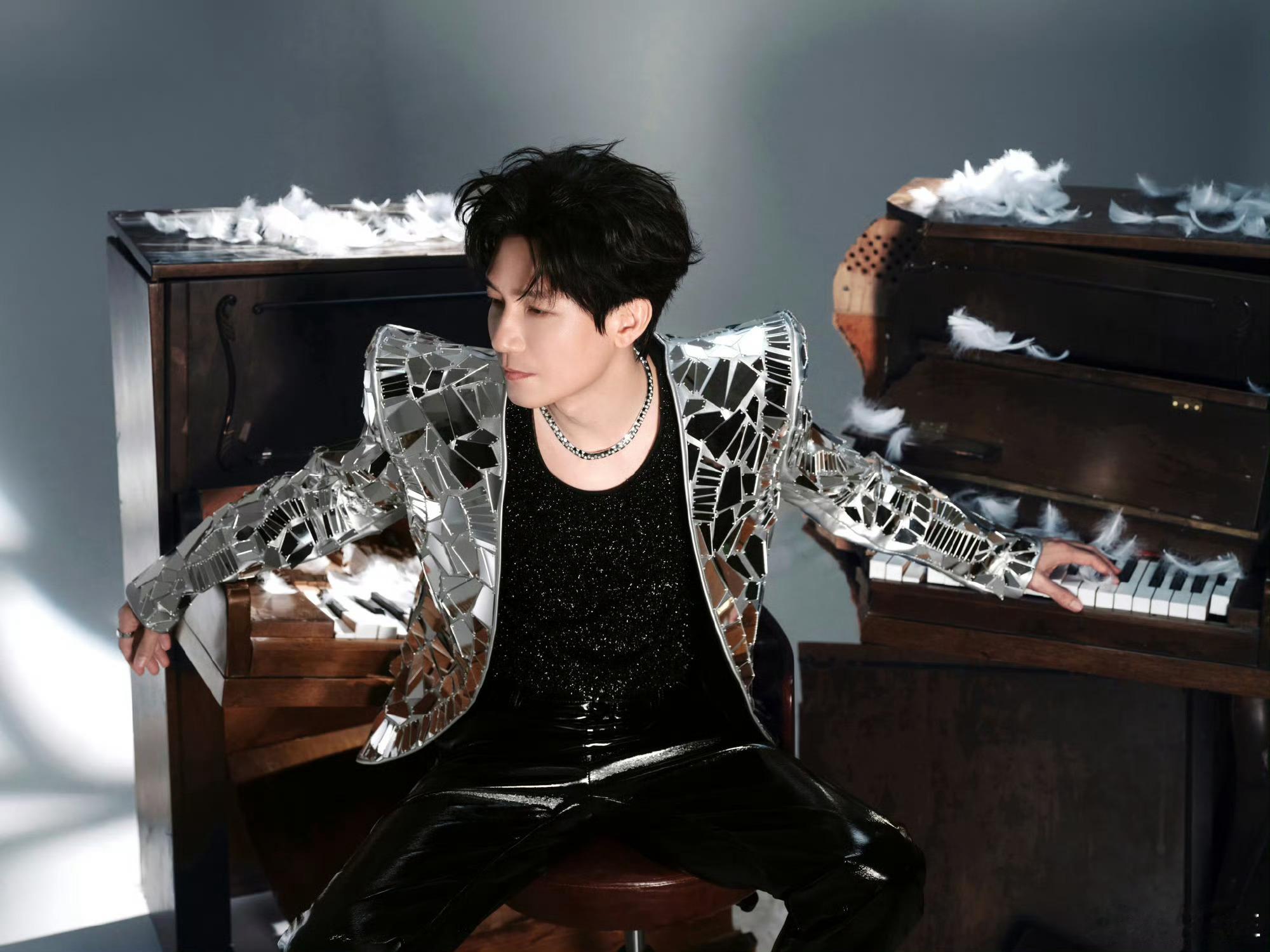 陈楚生演唱会被陈楚生暖到了✨陈楚生邀请弹唱《有没有人告诉你》的外卖小哥到场！生