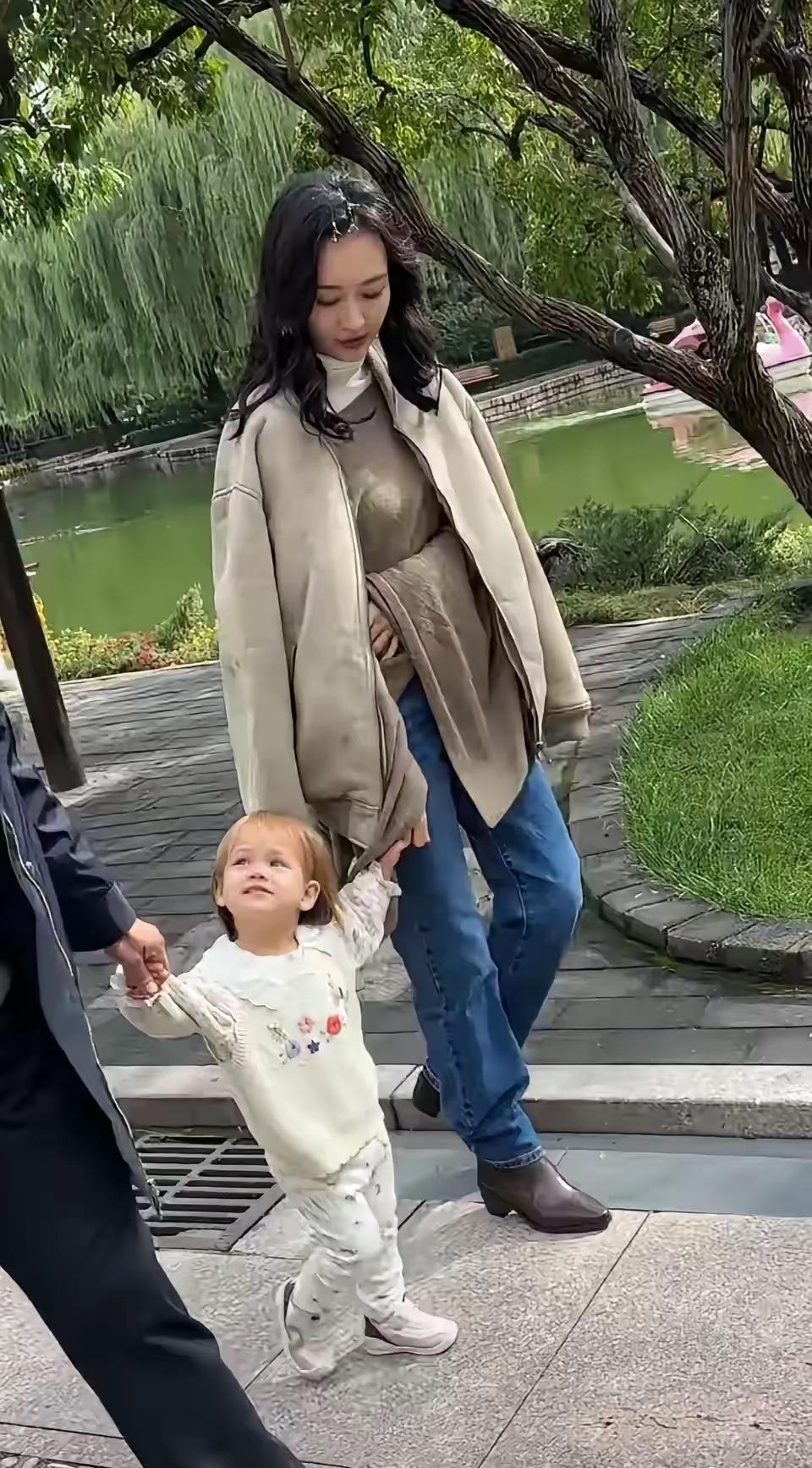 王鸥带女儿逛公园，孩子真容曝光。没想到大美女王鸥竟然有孩子。那还是2023年