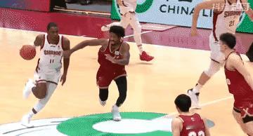 演技不错！迪亚洛被刘泽一撞倒之后，表情非常的痛苦！但是，很快又跟没事人一