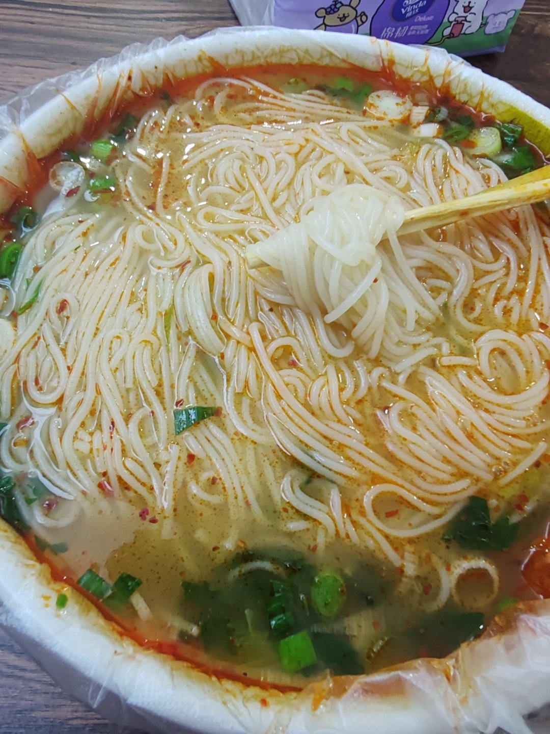 中午跟同事一起吃的烫面一盆巨大的面条配菜就是香菜跟蒜花努力吃了很久面条只是受了