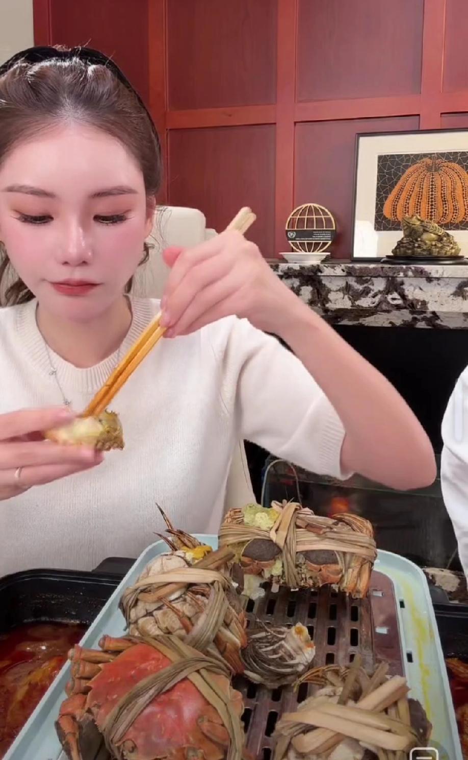 还在回味大S那个著名的“剥虾论”？汪小菲现任马筱梅直接用一个剥螃蟹的动作，狠狠