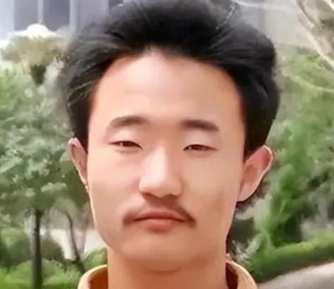 2004年，王端鹏考了749分，离高考总分只差1分，成为了山东高考状元，在当时轰