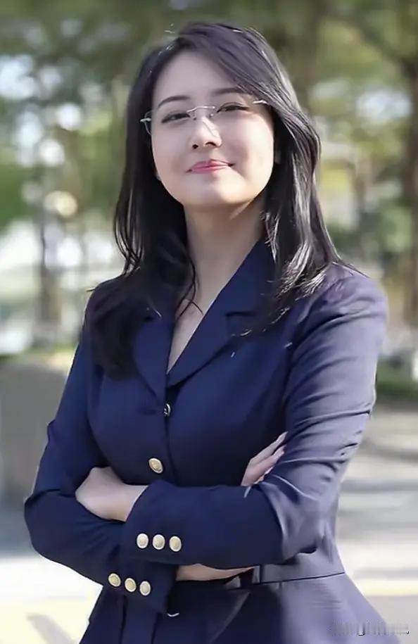 刚才在政务大厅办社保转移，帮我对接的那位女工作人员真的太专业了。我带的材料缺了