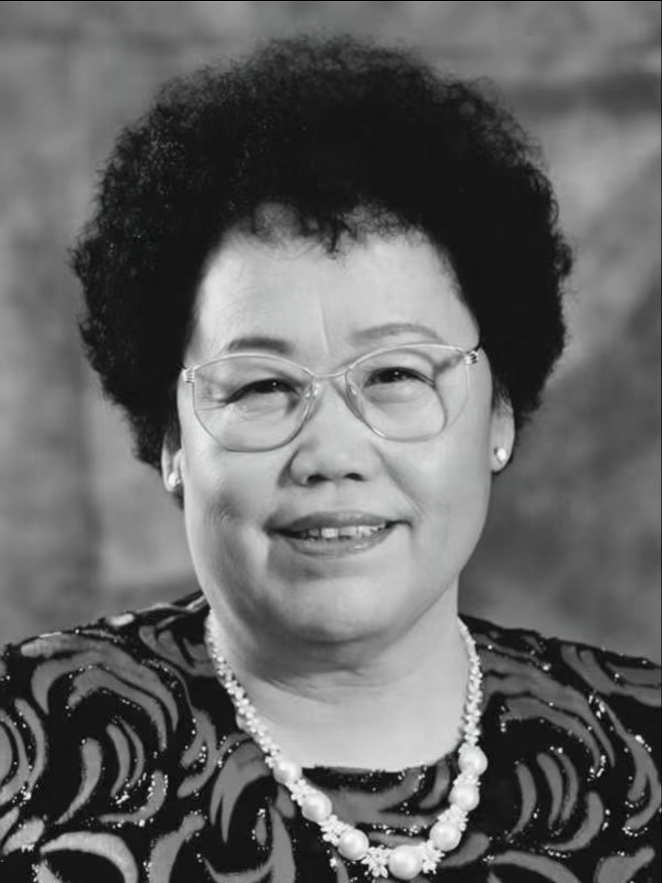 陈丽华逝世昨晚还在跟同事聊已经渐渐接受了长辈们的相继离去陈女士是一位令人敬佩的