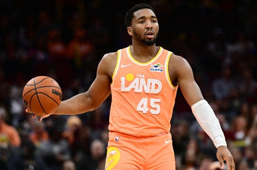 骑士主场本该稳赢，结果被独行侠130-120逆袭翻盘。虽然球队输了，但米切尔