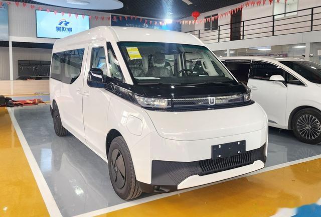 13.5万起售,新能源远程超级VAN露营车,自带68度电,用电无忧