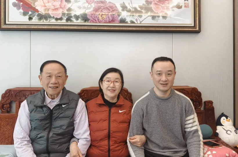 几天前，我和老先生在翻看这张老照片时，他问我，这张照片是什么时候照的？我说：你这