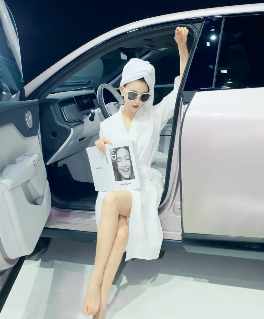 穿浴袍本来是松弛感，可脚趾头为什么这么紧张呢？