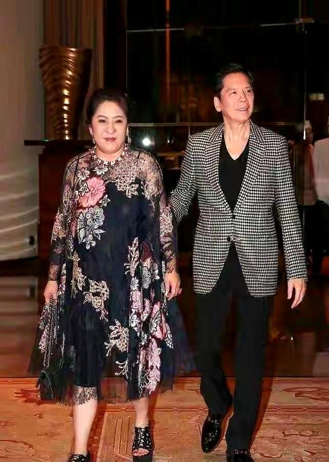 向太直播一句话直接炸锅！说要跳过二代向佐，把家族资产直接留给三代孙辈。作为香