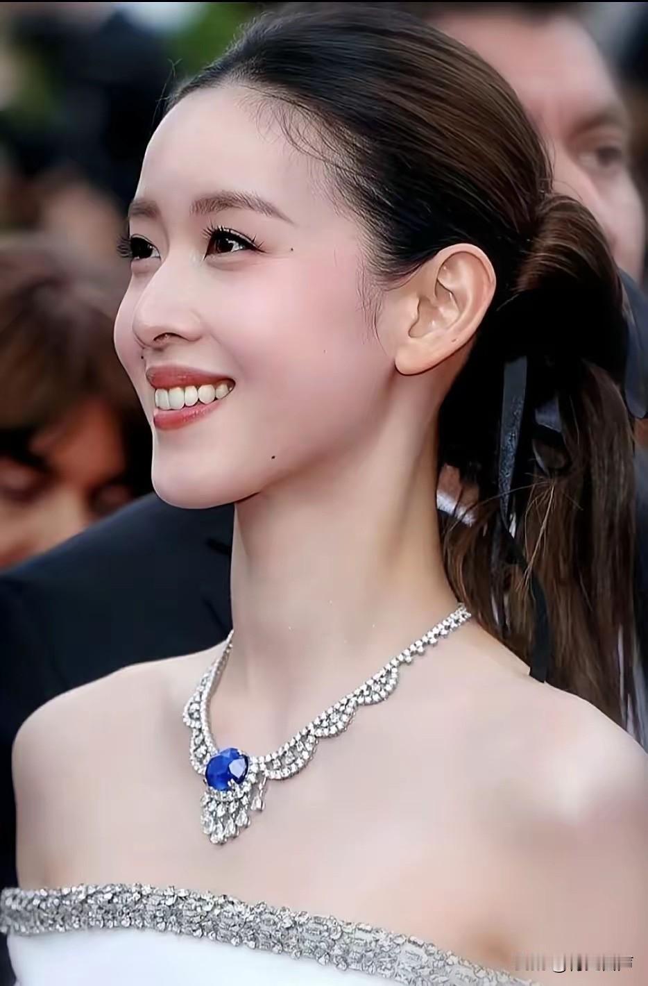京东老板娘章泽天一出来，感觉瞬间坐不住了，不是她脸长了，也不是她嘴巴变样了，
