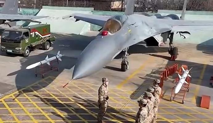 解放军退役的歼11，找到了“新工作”，西方越看越不是滋味最新消息，空军工程大