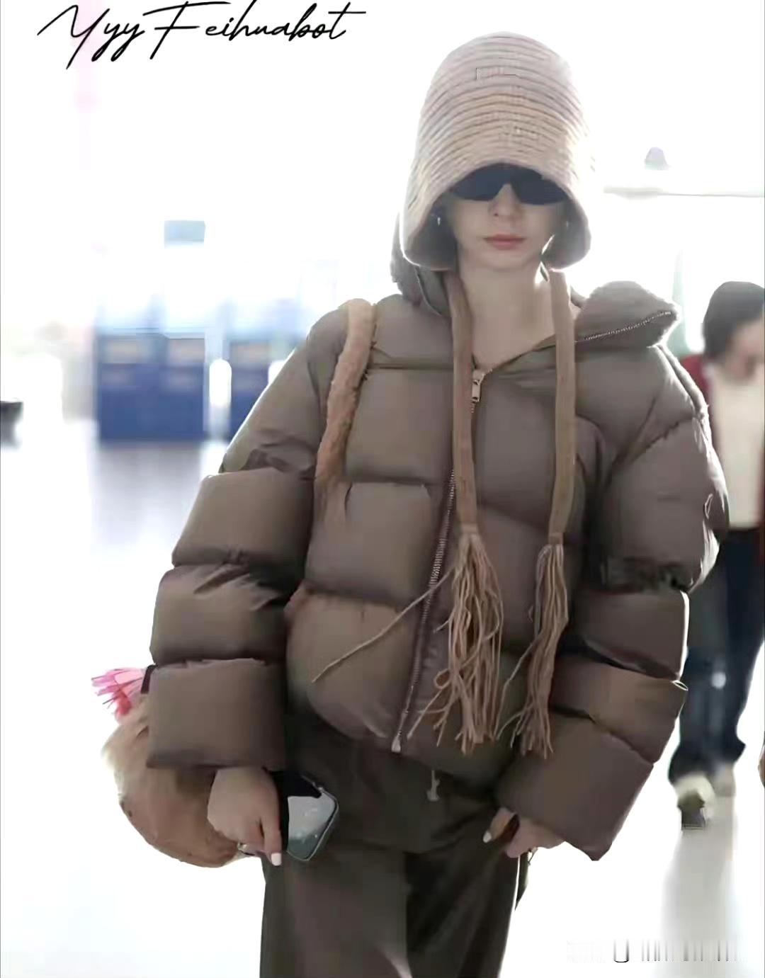 戚薇的机场松弛感：一顶帽子盘活整个冬天戚薇最新机场路透，把“慵懒时髦”焊在