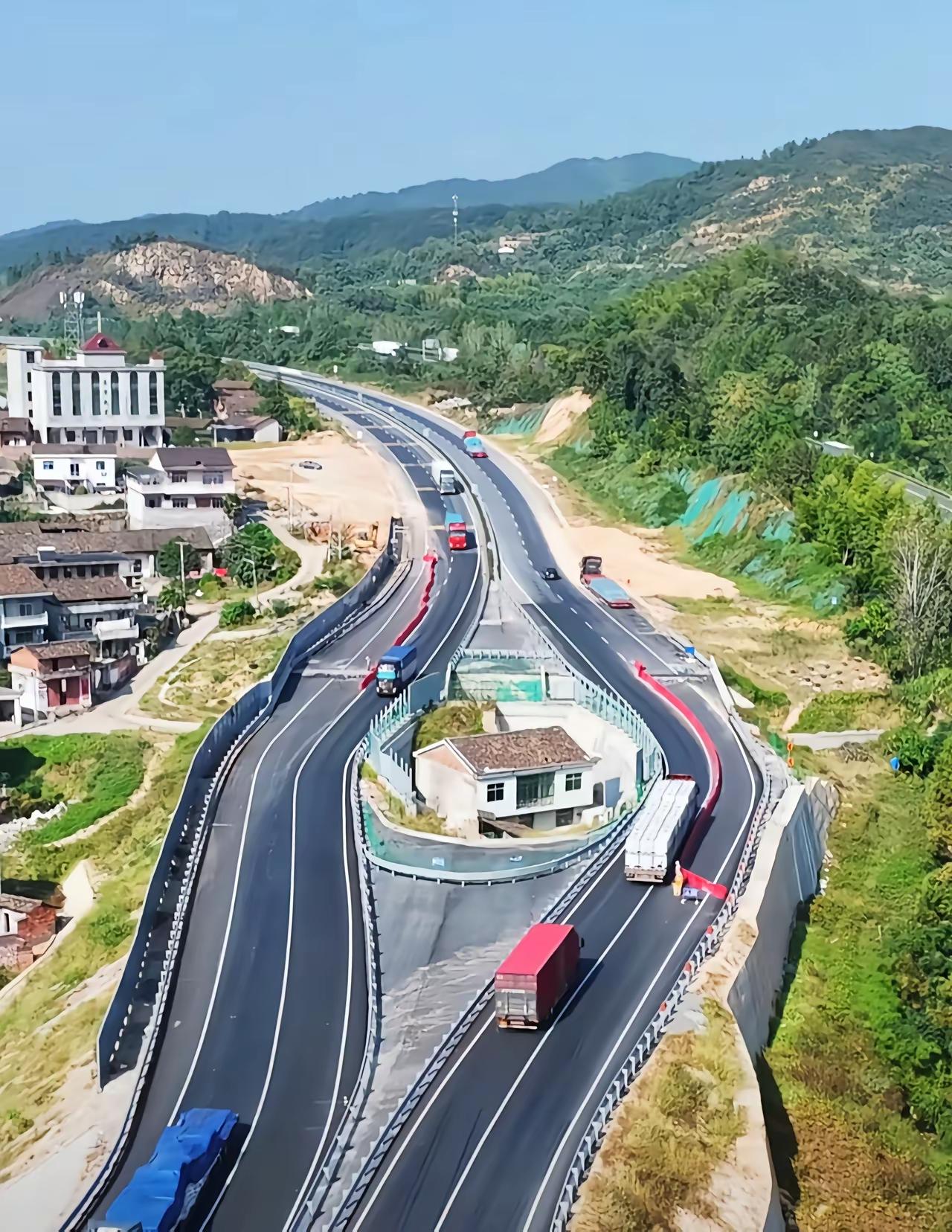 还不如让拆了呢，大马路中间，干啥都不方便，还影响