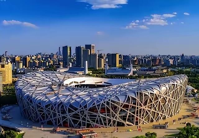 🌙鸟巢“账本”曝光：占着北京黄金地段，总投资35亿，如今每年光维护费就要800