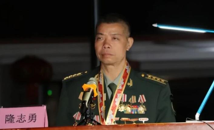 1985年，侦察兵隆志勇化装成采药农民越境侦察，迎面撞上一队越军巡逻兵。他压低草