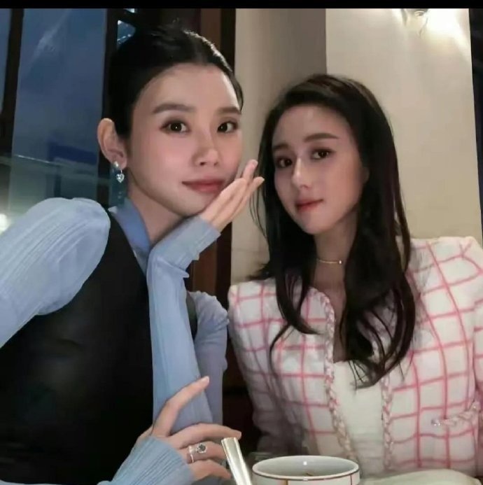 奚梦瑶做为超模出身,怎么不教教小姑子何超欣穿搭呢?这样的打扮有点稍土,配不上身家