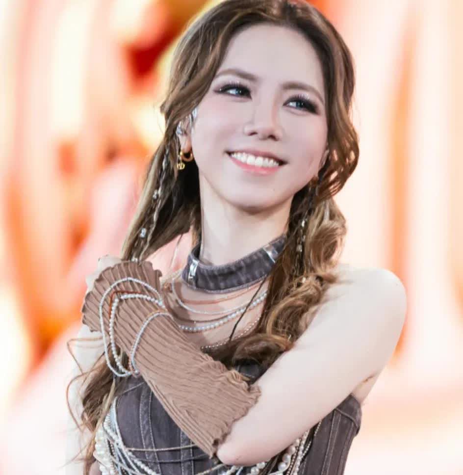 我朋友去了邓紫棋洛阳演唱会，回来后跟我吐槽说真的很后悔去了，因为近距