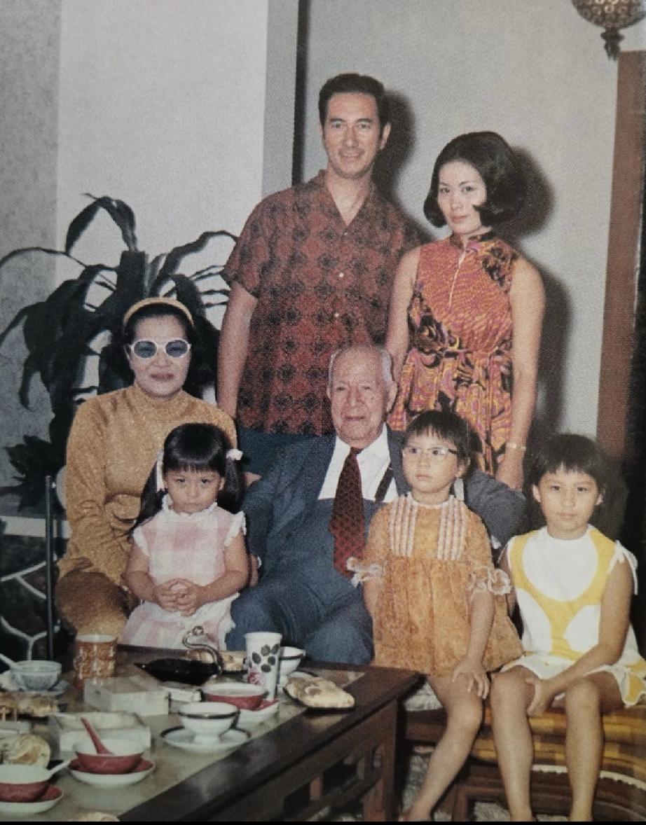 这张照片大概拍摄于70年代初。照片中的男主人公是赫赫有名的赌王何鸿燊，依偎在他