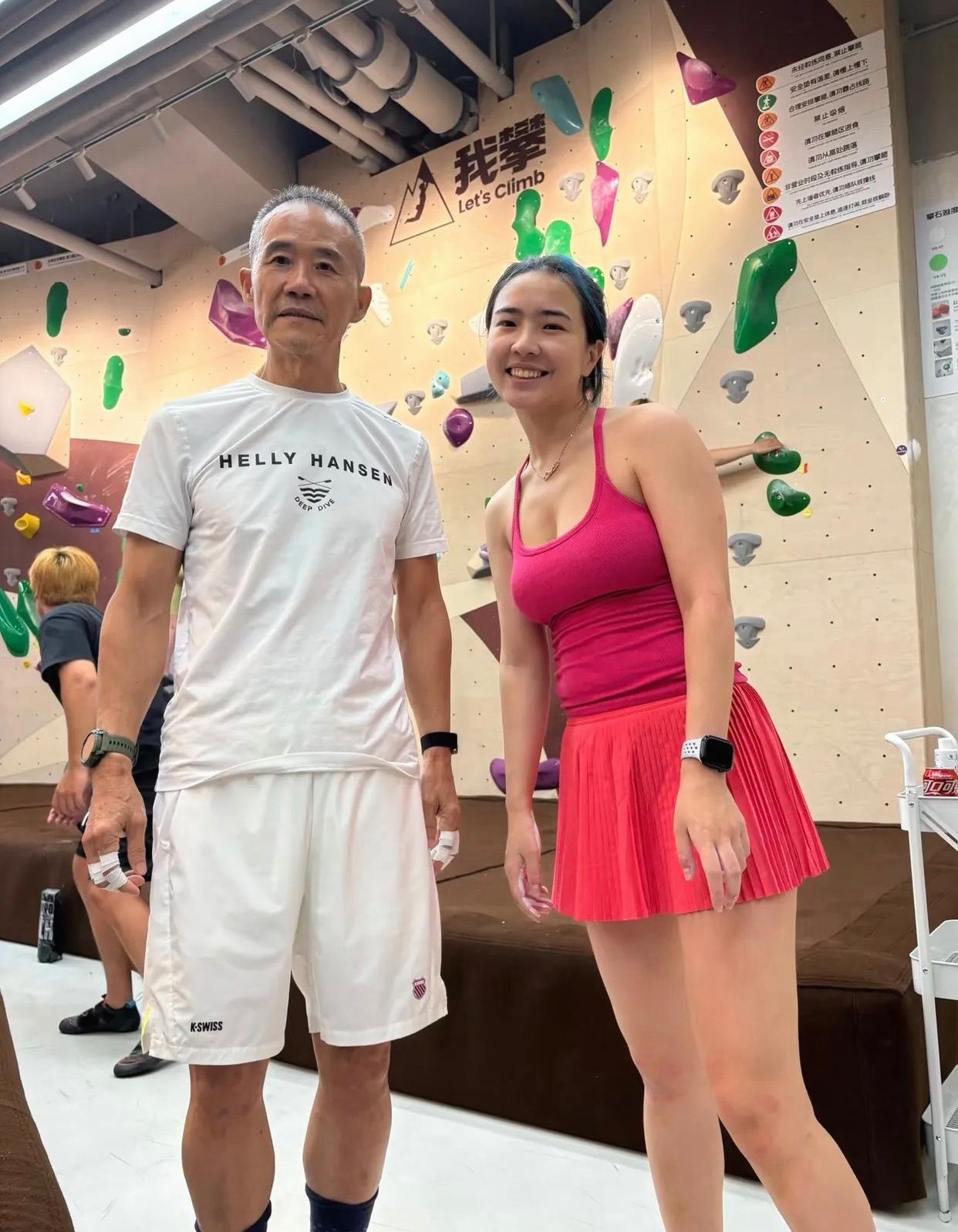 75岁的王石和女粉丝合影，看起来像30多岁小伙，肌肉线条明显、皮肤精致，一点不