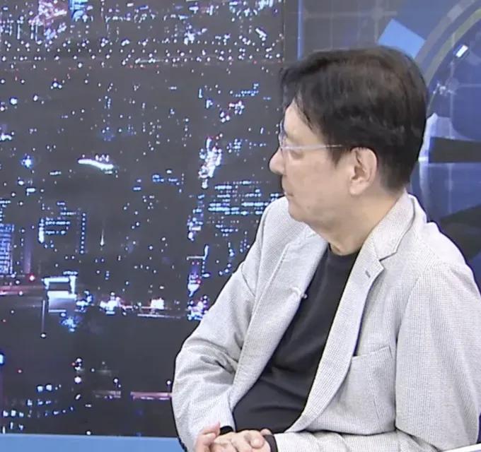 赵少康还是妄想台湾“以武抗统”，在自己的节目里访问了台湾资深的军事专家以后，赵少