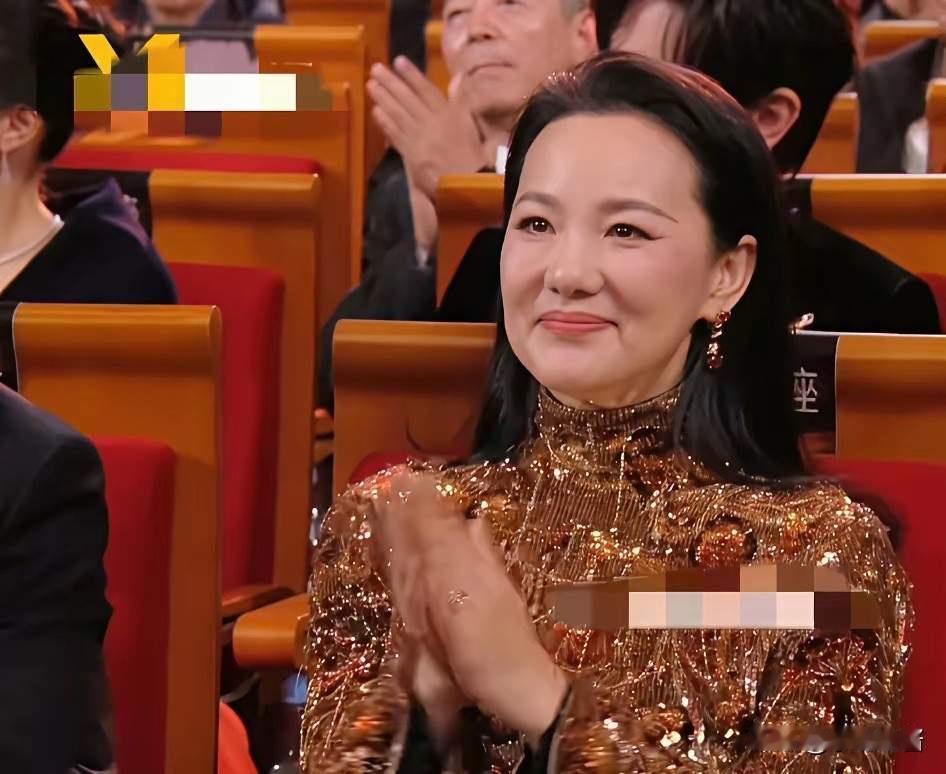 此次金鸡奖最尴尬的大概就是这了。《好东西》电影竟然入围了两位演员，钟楚曦在蒋