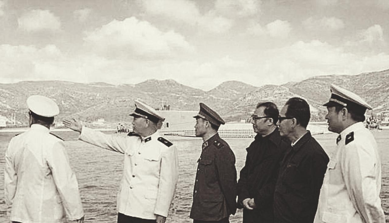 1982年的一天早晨，海军司令刘华清少将前往某舰艇大队视察，却发现“没有一个人出