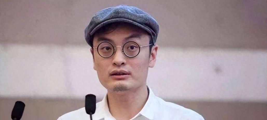 谁能想到，消失整整十年后，那个曾狂言“这个世界笨得不可思议”的科技狂人，竟然公开