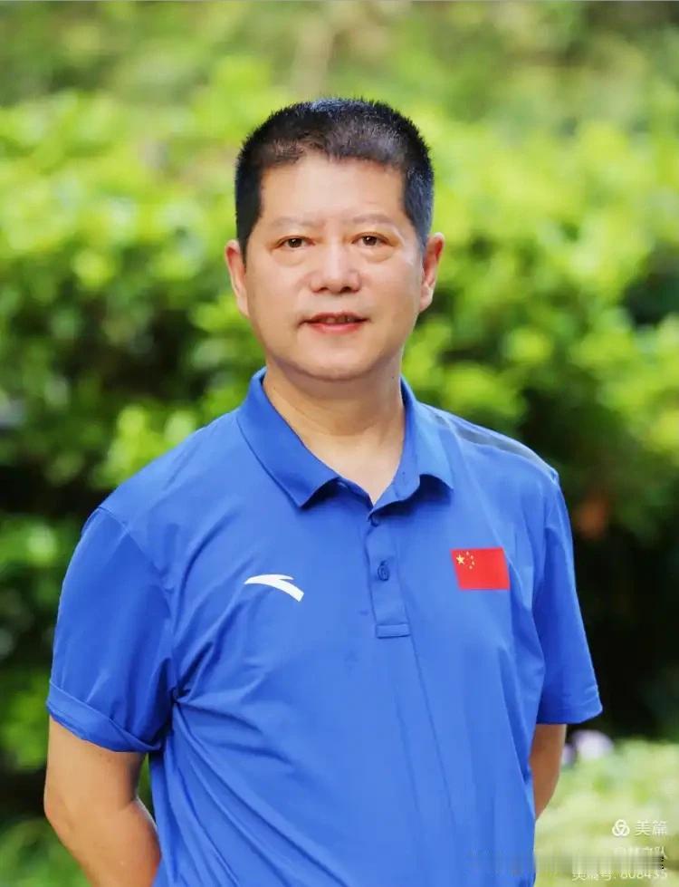 他是高峰教练，也是女排17岁小将郭中楠的启蒙恩师。在南通体校执教的这些年，他慧