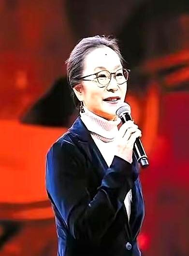 奉劝大家一句，千万不要被奚美娟骗了，周野芒硬是把不是自己的孩子认了下来，