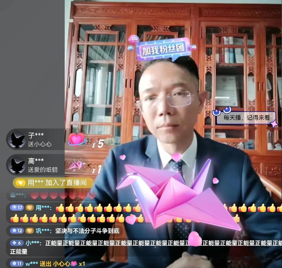 李律回来了，没有在庭审记录上签字，那场庭审可是长达十四个小时，这可不是个短时间。