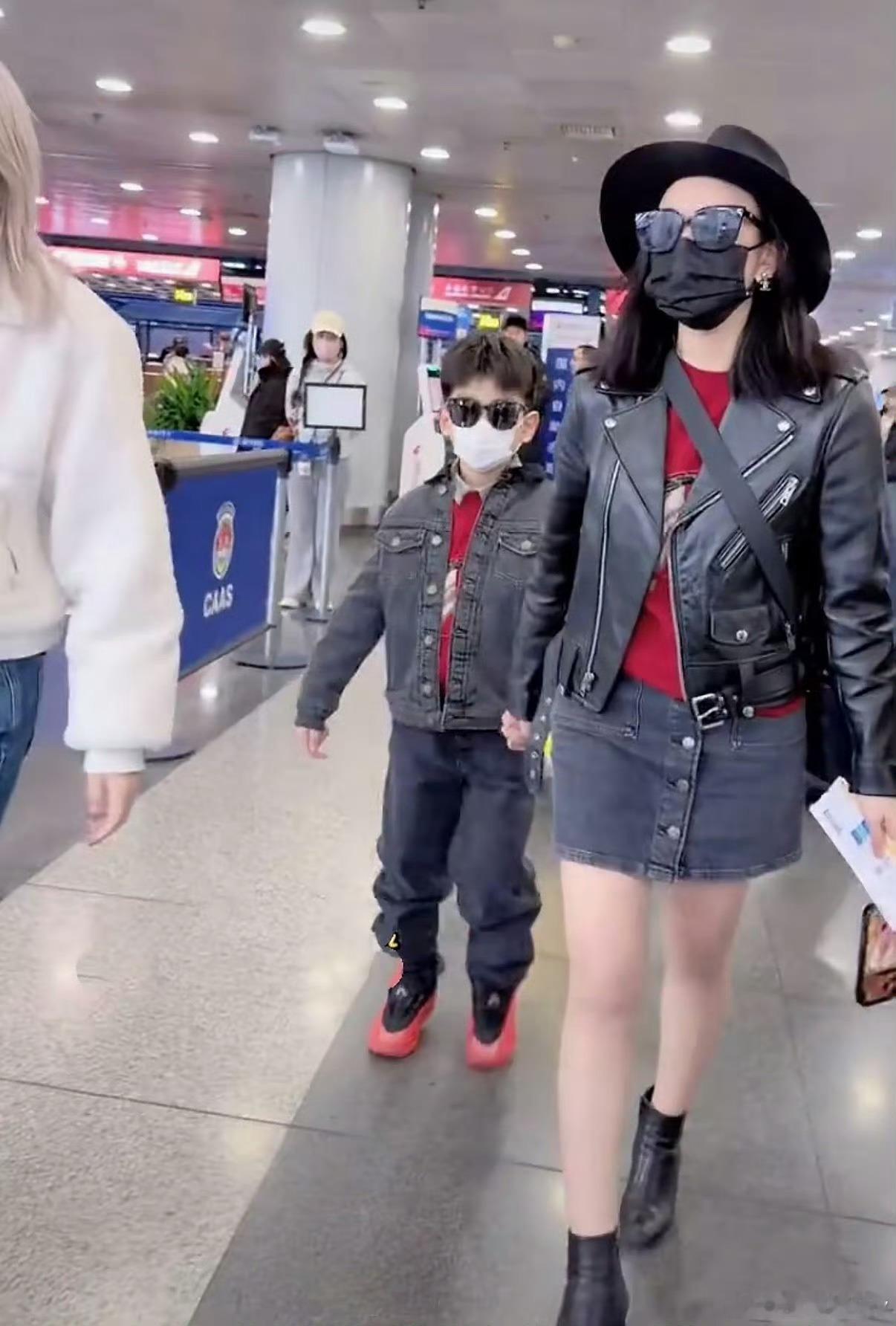 陈妍希带儿子一起去星光大赏事业才是女人最好的归宿，沈佳宜这个翻身仗打得太漂亮了