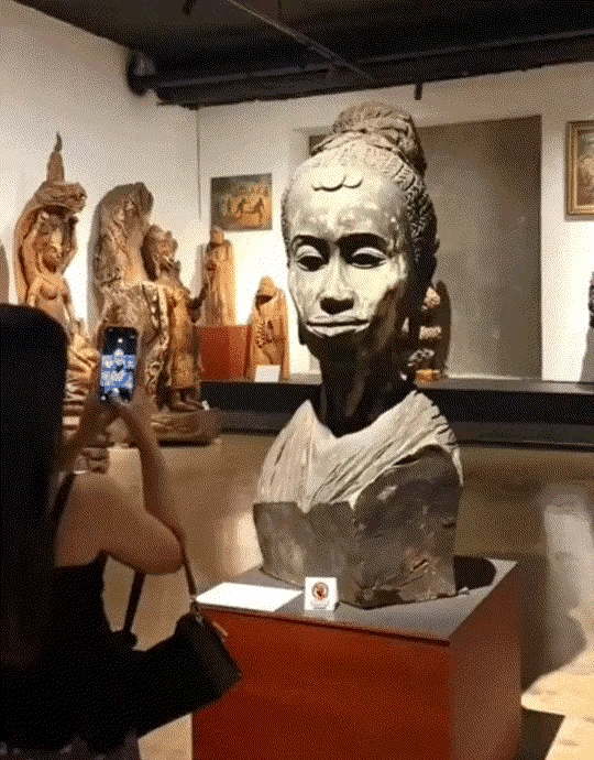 这是非常巧合的一件事。一名女子和一个朋友一起去博物馆参观。两人只是普通地在看文
