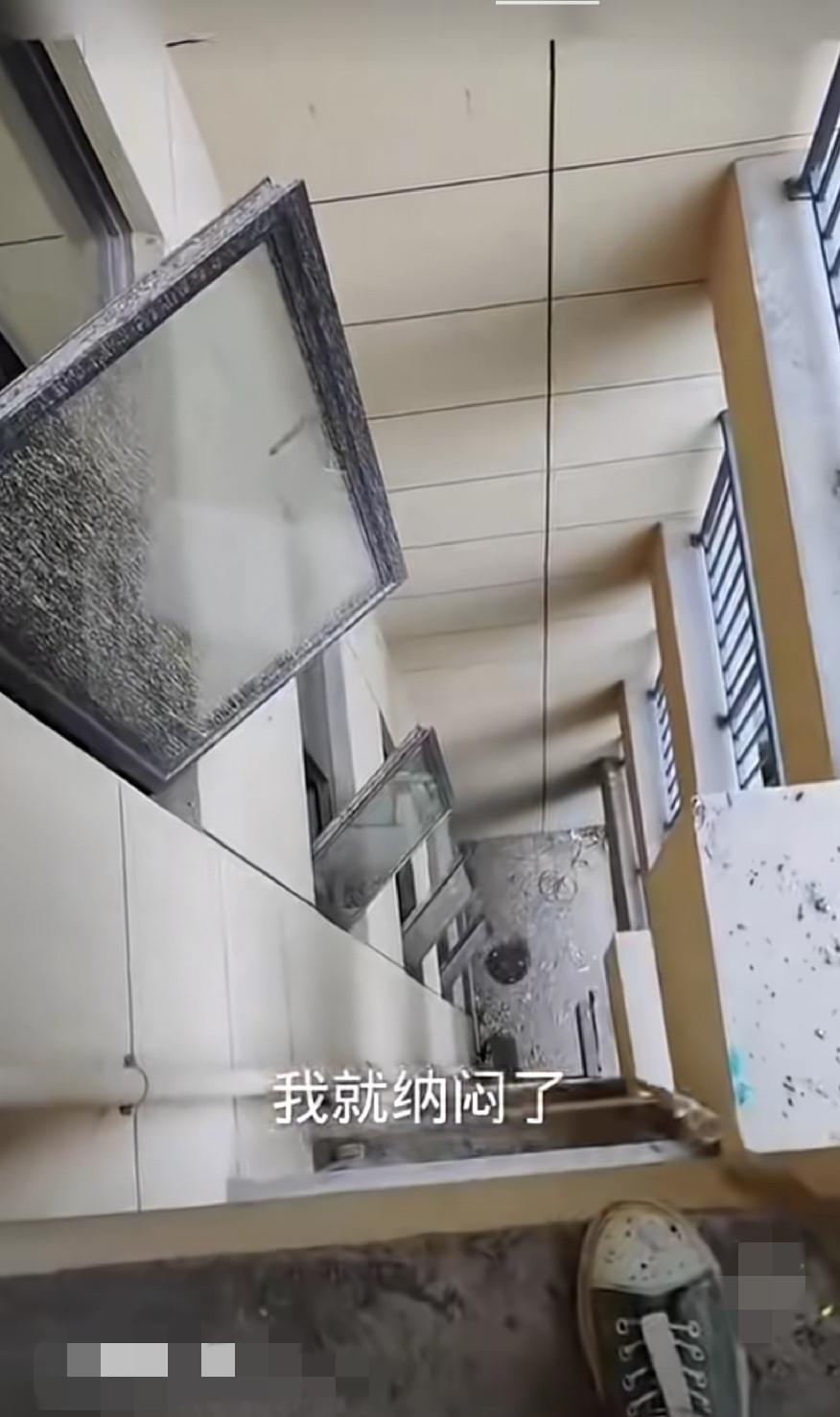 看邻居家搭建个凉台，业主们都闹心了，不知道因为什么？