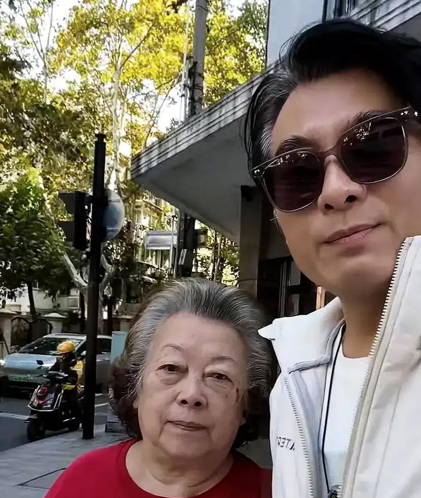 演员陈龙最近估计自己都懵了，本来只是想随手拍拍和八十岁老妈的日常，结果一不小心把