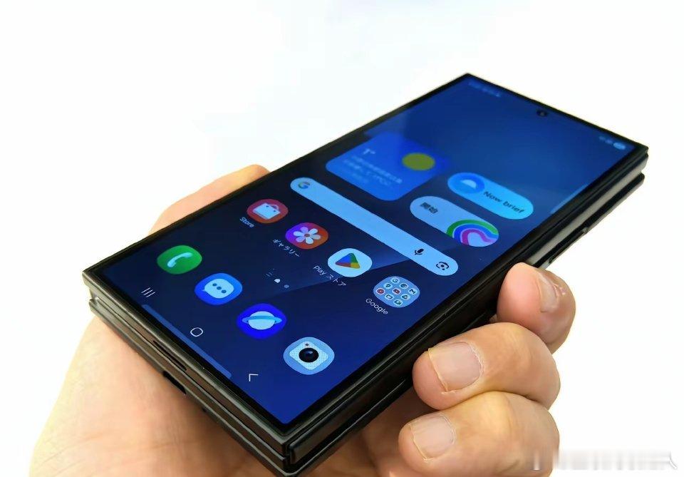 陈震:三星三折叠来了！就在刚才，陈震在社交网络晒出了三星一款三折叠手机的形态。