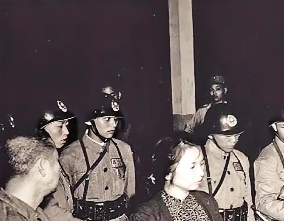 1950年，台湾刑场的最后一个清晨，冰冷的石凳上坐着四位将军，他们各自点了一碗简